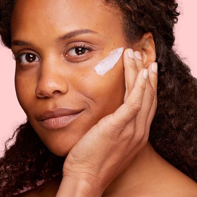Base de maquillage lissante et perfectrice pour le visage instantanée