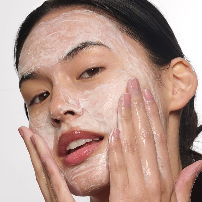 Nettoyant moussant doux et apaisant pour le visage, pour peaux sèches