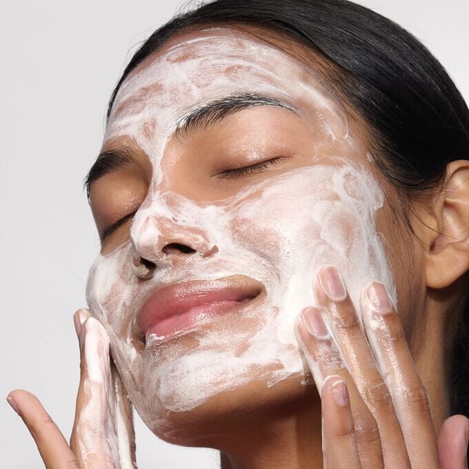 Nettoyant moussant doux et hydratant pour le visage, pour peaux normales à sèches