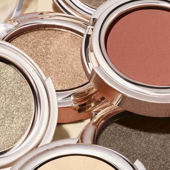Ombre Skin : ombres à paupières enrichies en base de maquillage – finis mat, satiné et nacré